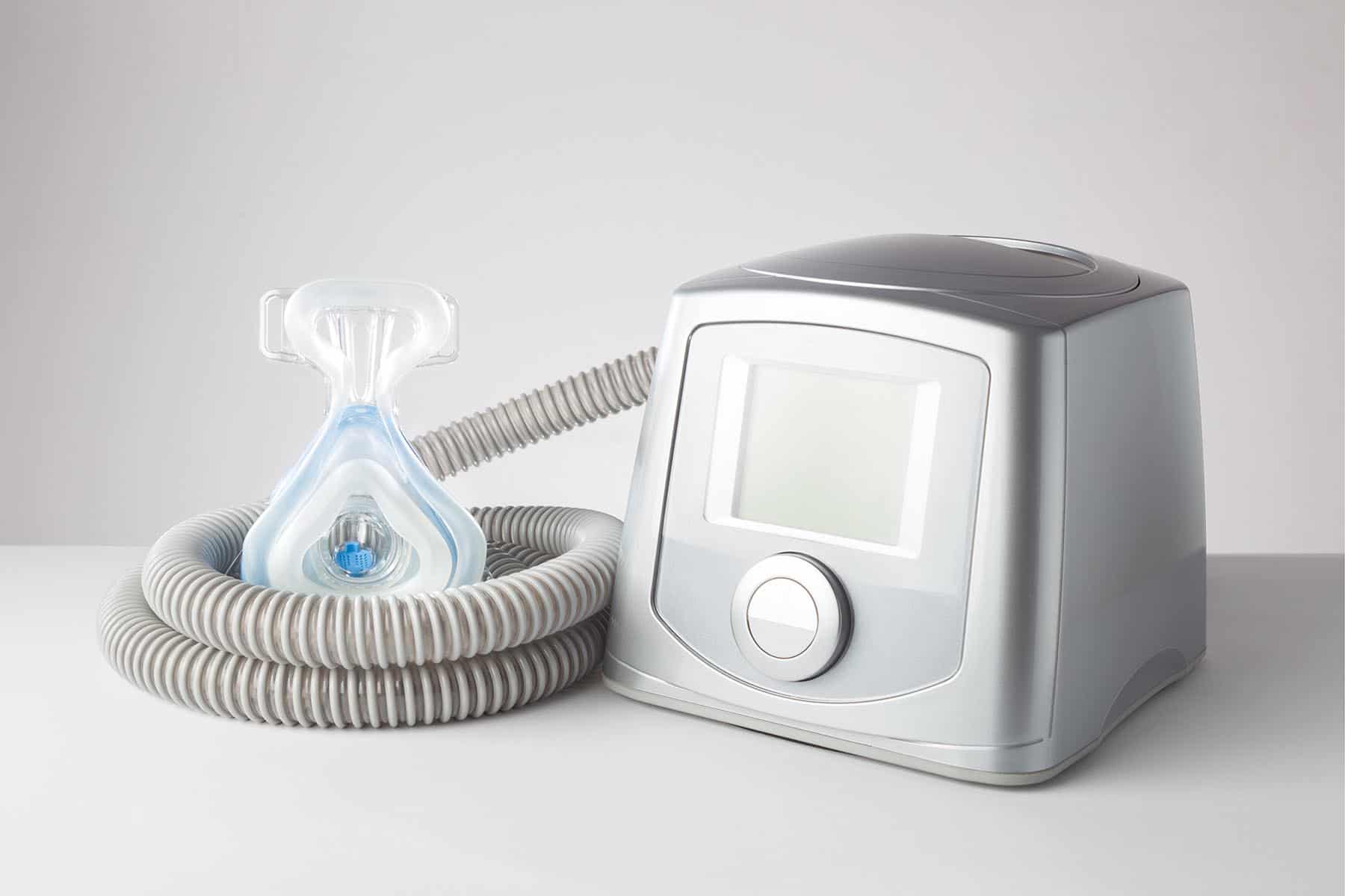 Uyku apnesi tedavisinde kullanılan CPAP cihazı fotoğrafı.